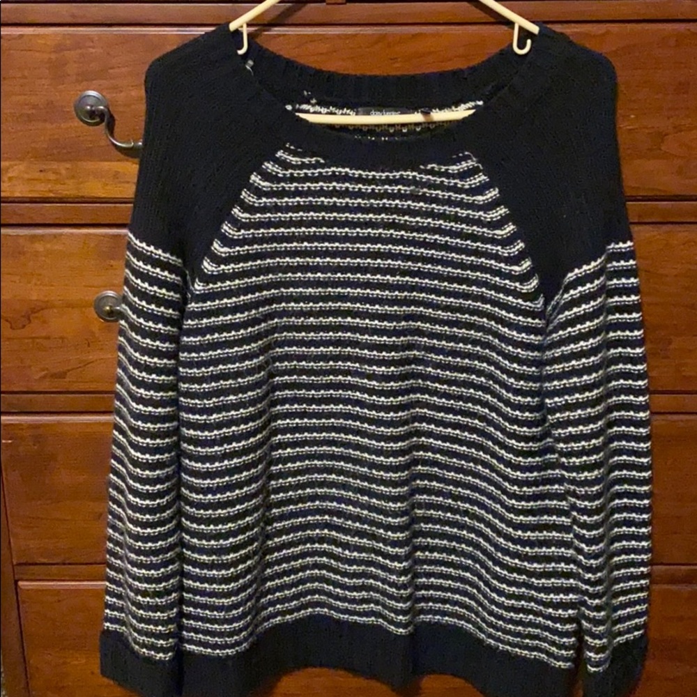 Beautiful sweater in navy and white